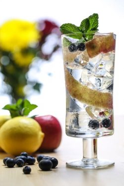 Caorunn Summer Fruits Lifestyle Hi res