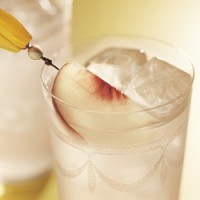bombay-peach-collins Bombay Sapphire Peach & Elderflower Collins